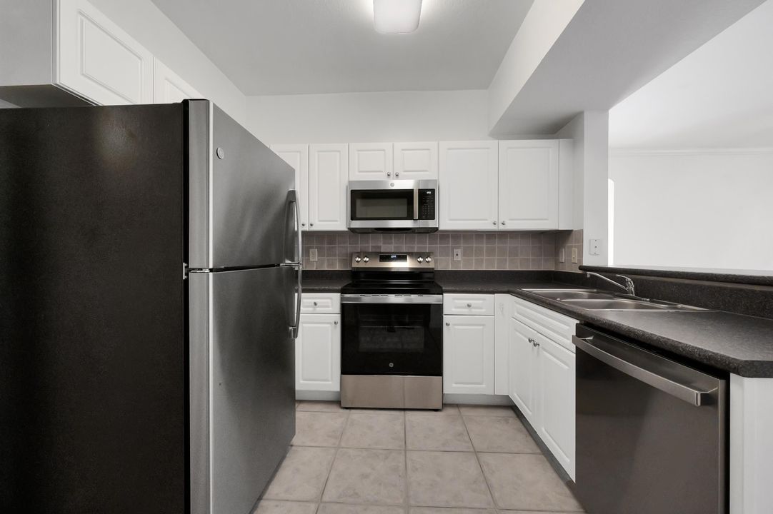 For Sale: $279,900 (2 beds, 2 baths, 1033 Square Feet)