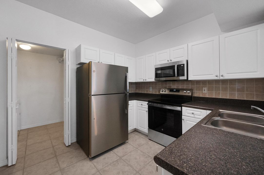 For Sale: $279,900 (2 beds, 2 baths, 1033 Square Feet)