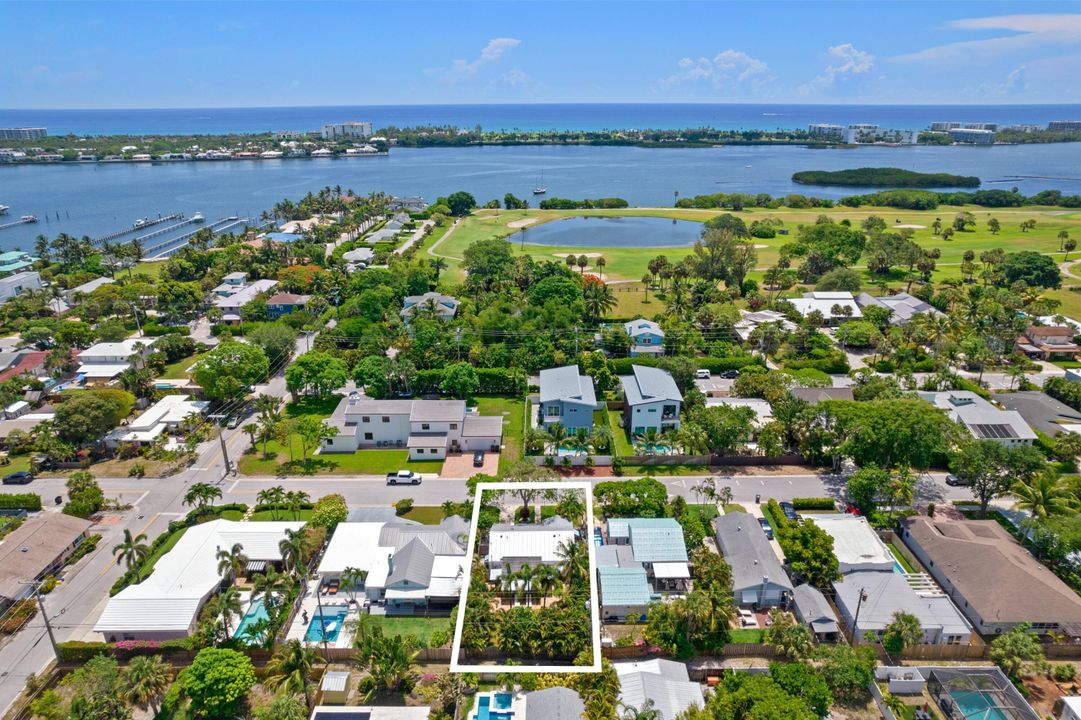 For Sale: $699,000 (2 beds, 2 baths, 1138 Square Feet)