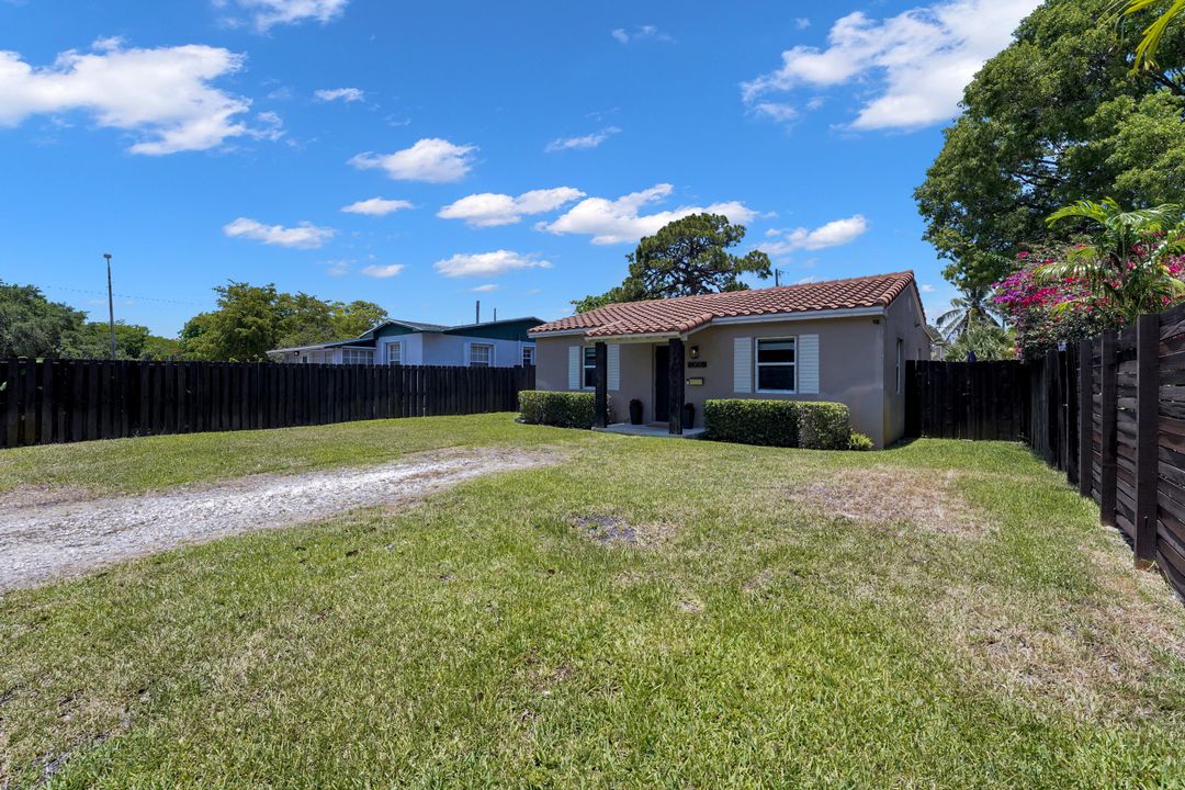 For Sale: $750,000 (3 beds, 2 baths, 1304 Square Feet)