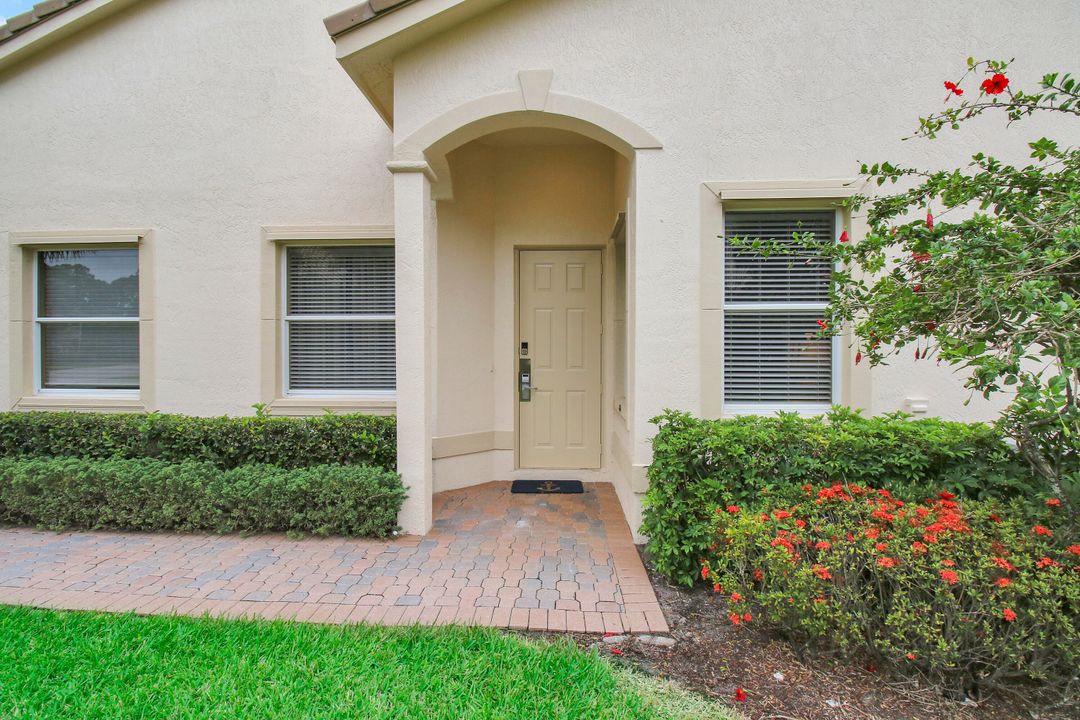 Active With Contract: $2,700 (2 beds, 2 baths, 1577 Square Feet)