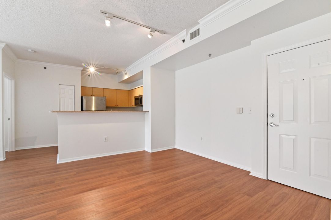 For Sale: $330,000 (2 beds, 2 baths, 1068 Square Feet)
