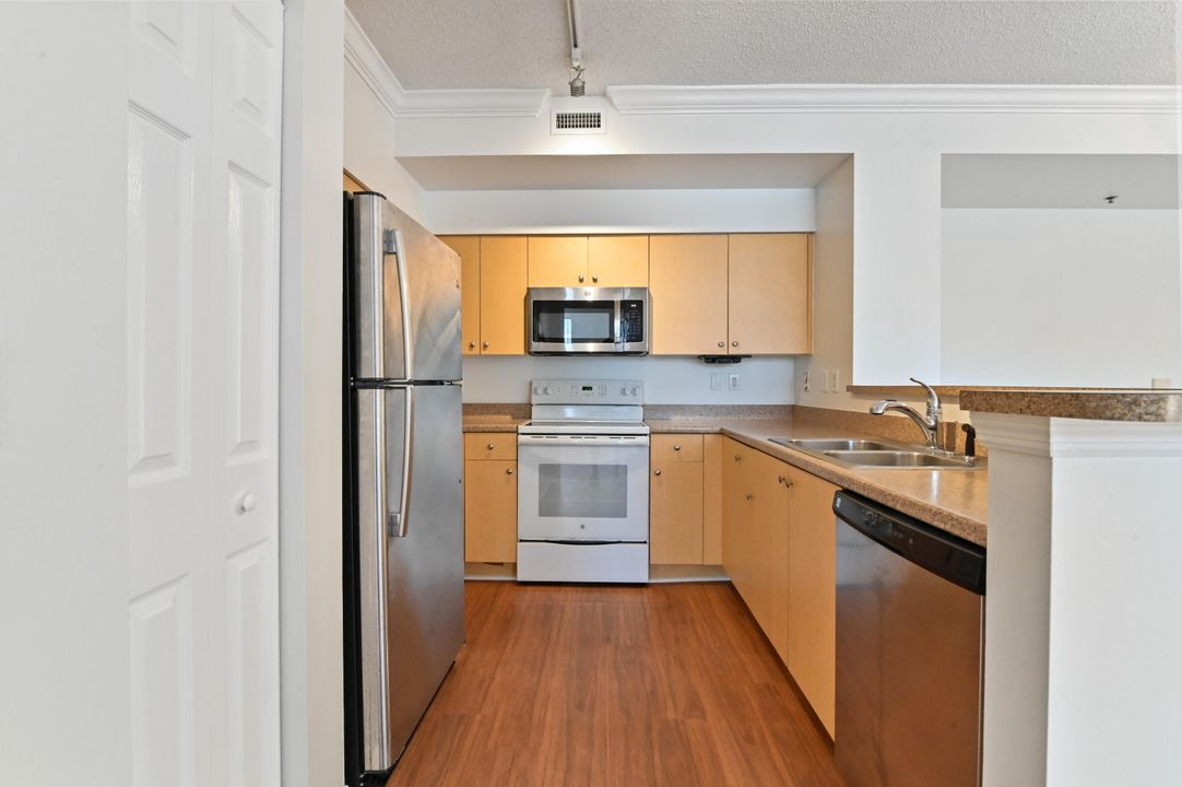 For Sale: $330,000 (2 beds, 2 baths, 1068 Square Feet)