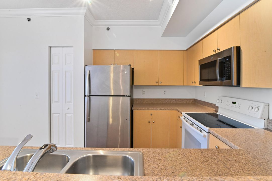 For Sale: $330,000 (2 beds, 2 baths, 1068 Square Feet)