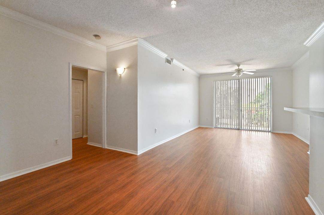 For Sale: $330,000 (2 beds, 2 baths, 1068 Square Feet)