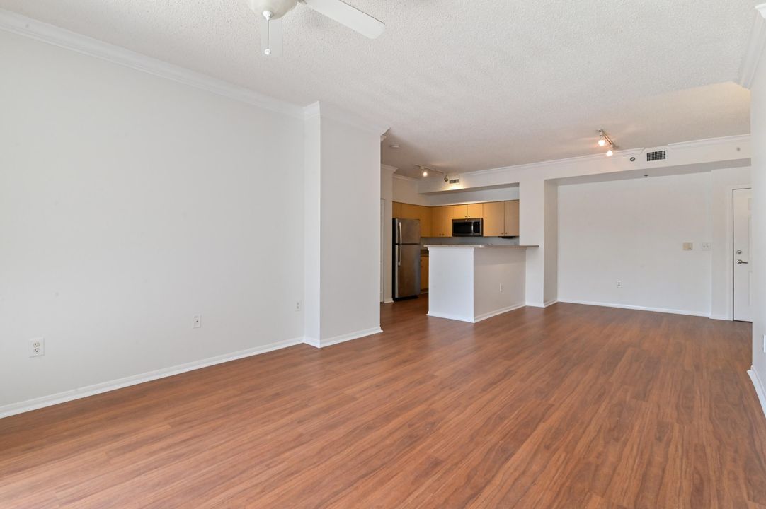 For Sale: $330,000 (2 beds, 2 baths, 1068 Square Feet)