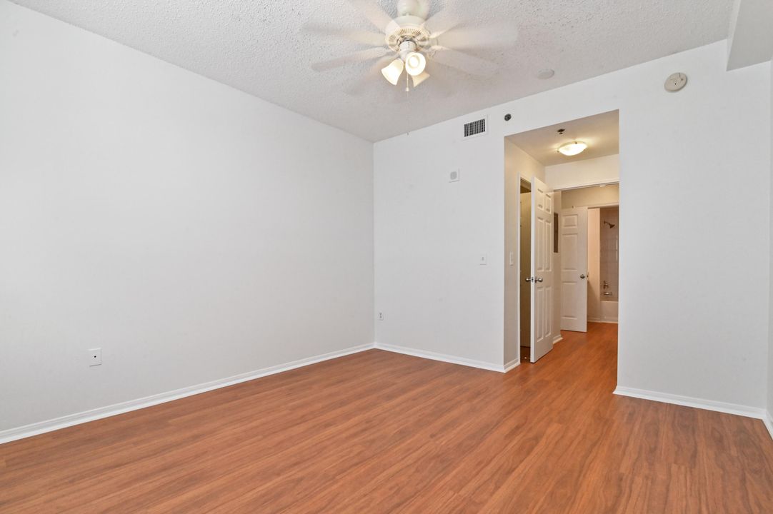 For Sale: $330,000 (2 beds, 2 baths, 1068 Square Feet)