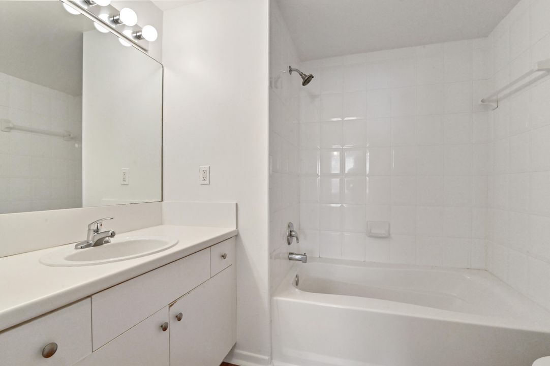 For Sale: $330,000 (2 beds, 2 baths, 1068 Square Feet)