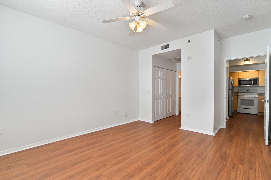 For Sale: $330,000 (2 beds, 2 baths, 1068 Square Feet)