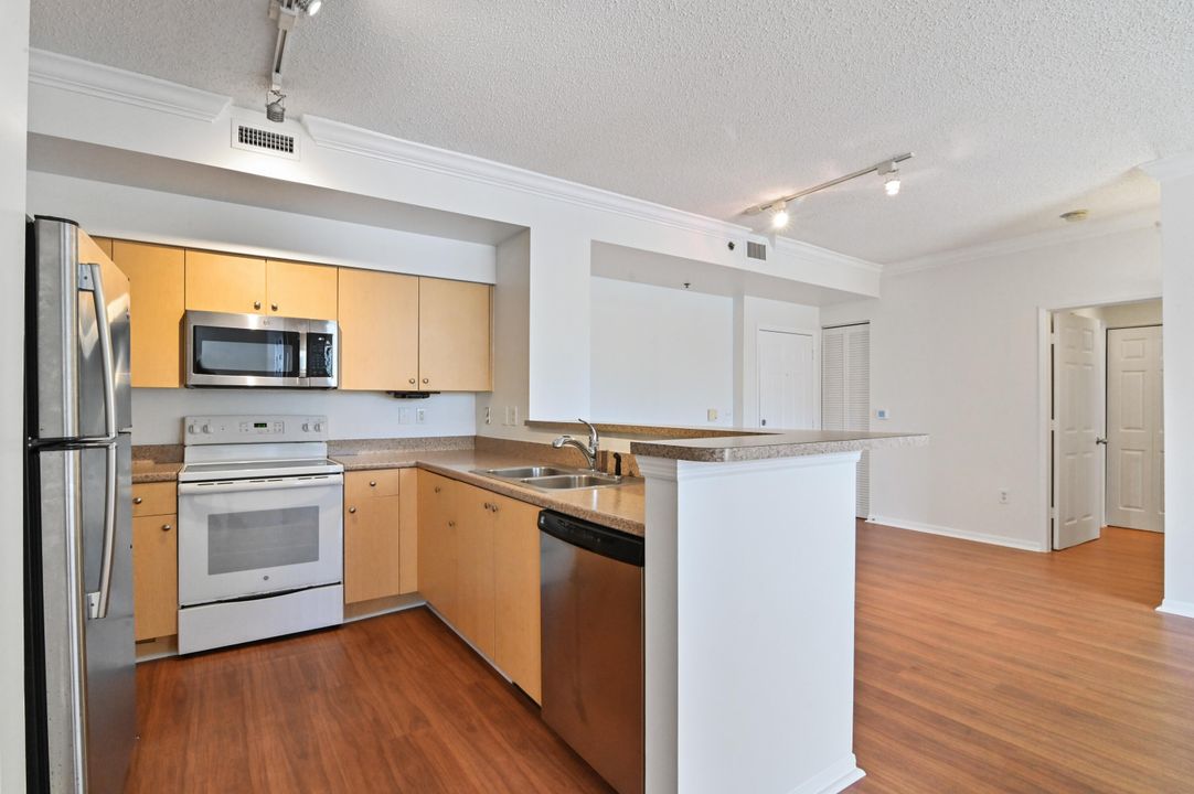 For Sale: $330,000 (2 beds, 2 baths, 1068 Square Feet)