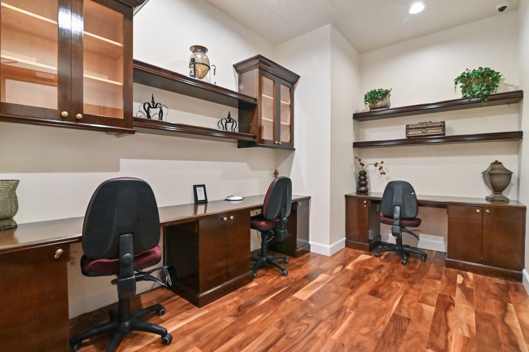 For Sale: $330,000 (2 beds, 2 baths, 1068 Square Feet)