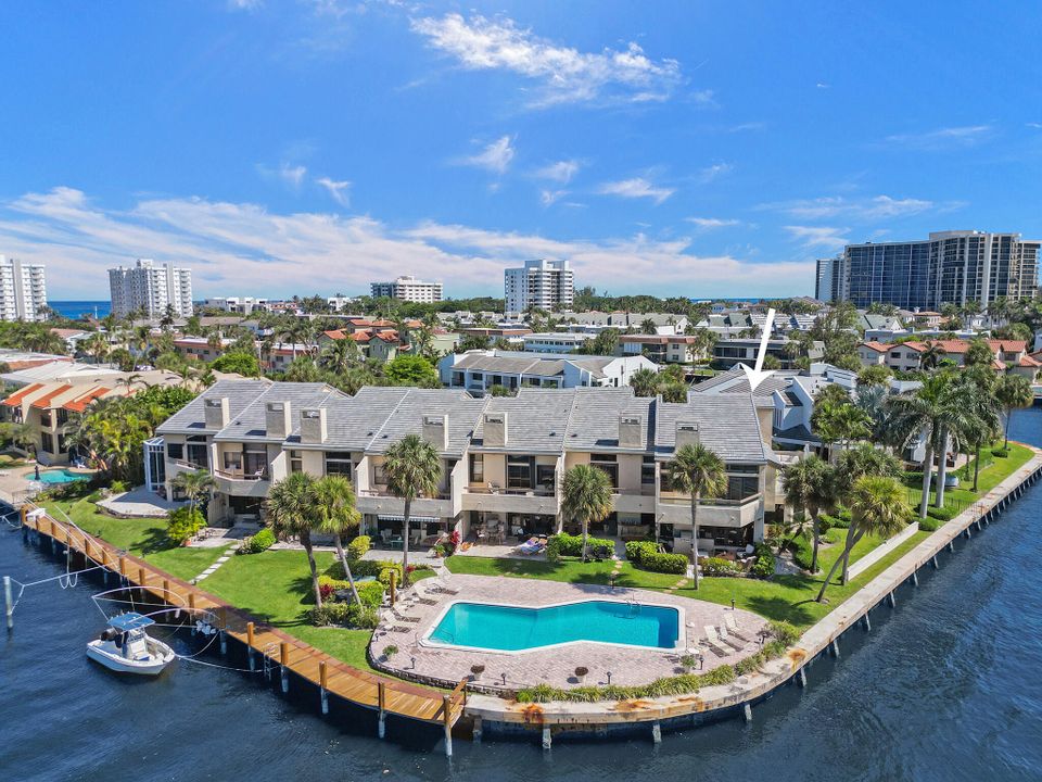 Recently Sold: $2,395,000 (3 beds, 2 baths, 2898 Square Feet)