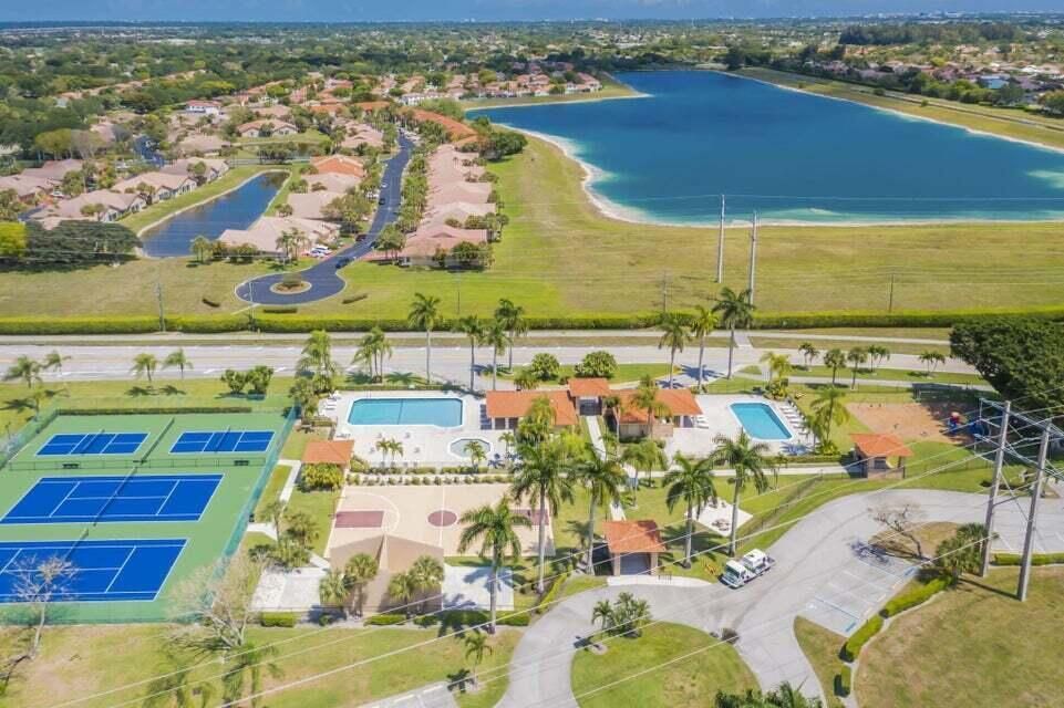 En Venta: $779,999 (4 camas, 3 baños, 2801 Pies cuadrados)