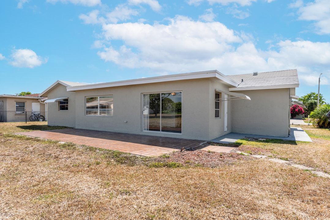 Active With Contract: $469,900 (3 beds, 2 baths, 1689 Square Feet)