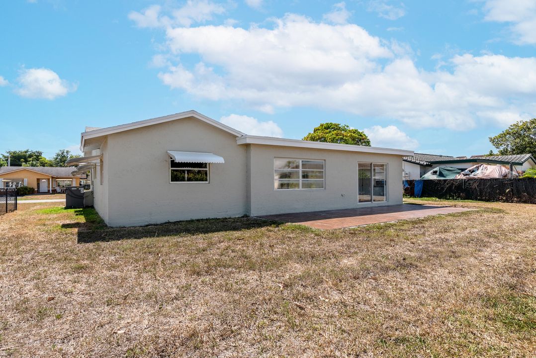 Active With Contract: $469,900 (3 beds, 2 baths, 1689 Square Feet)