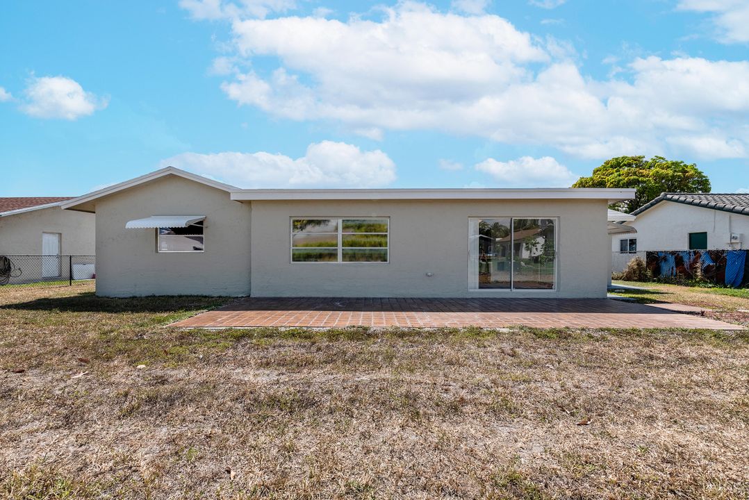 Active With Contract: $469,900 (3 beds, 2 baths, 1689 Square Feet)