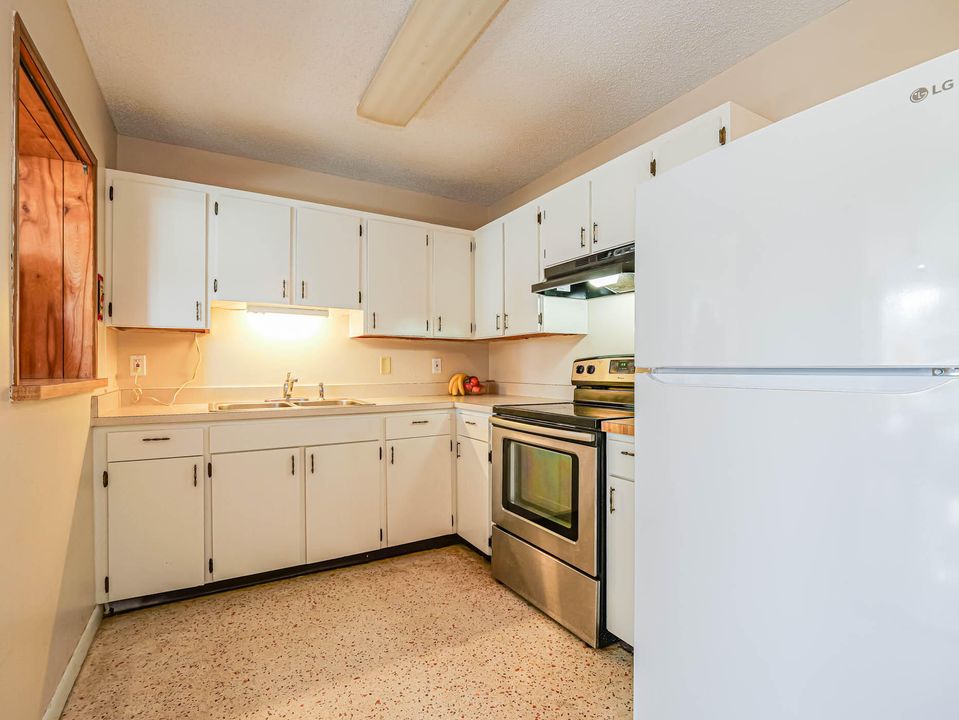 For Sale: $289,900 (2 beds, 2 baths, 875 Square Feet)