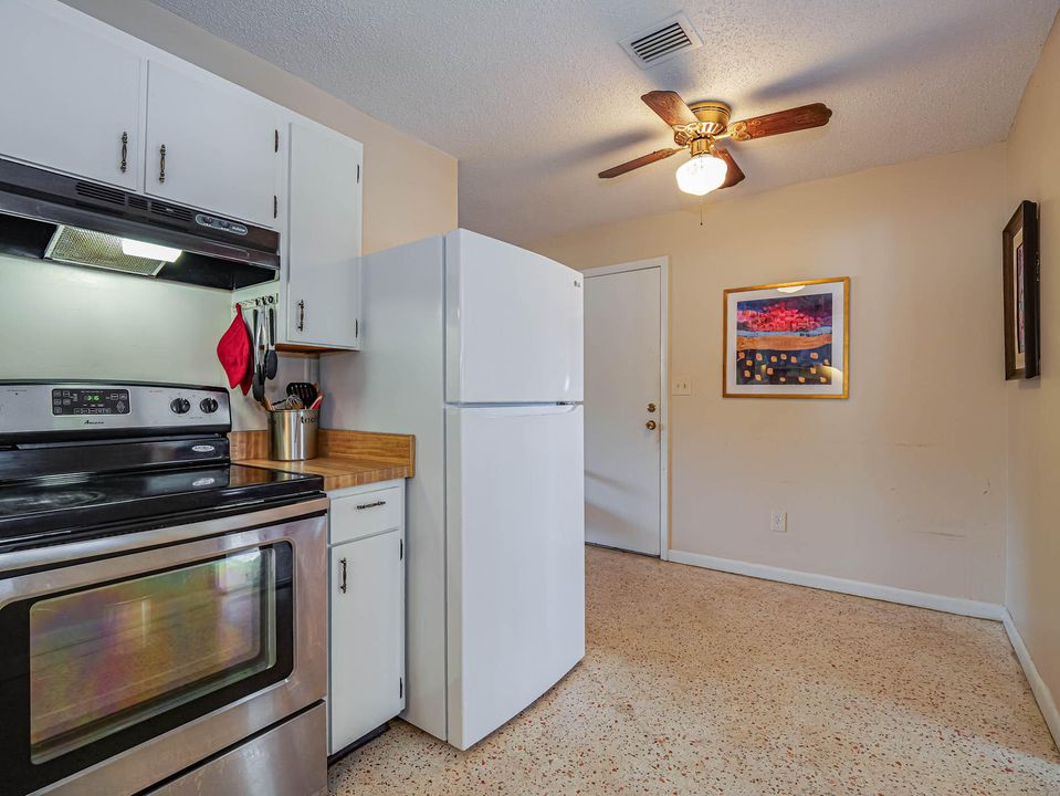 For Sale: $289,900 (2 beds, 2 baths, 875 Square Feet)