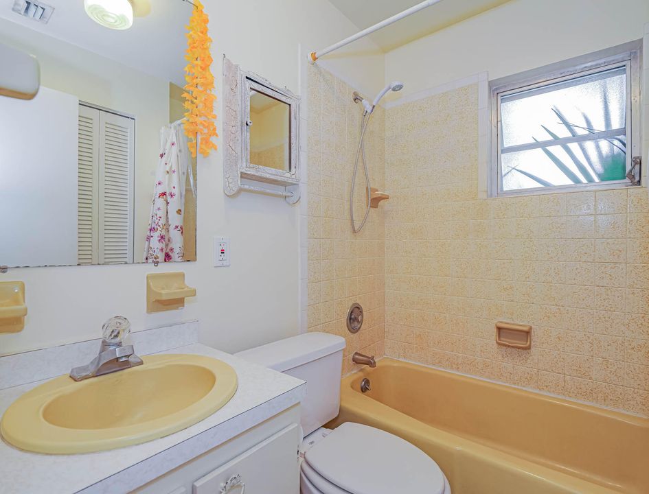 For Sale: $289,900 (2 beds, 2 baths, 875 Square Feet)