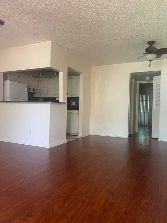 For Rent: $1,450 (1 beds, 1 baths, 738 Square Feet)