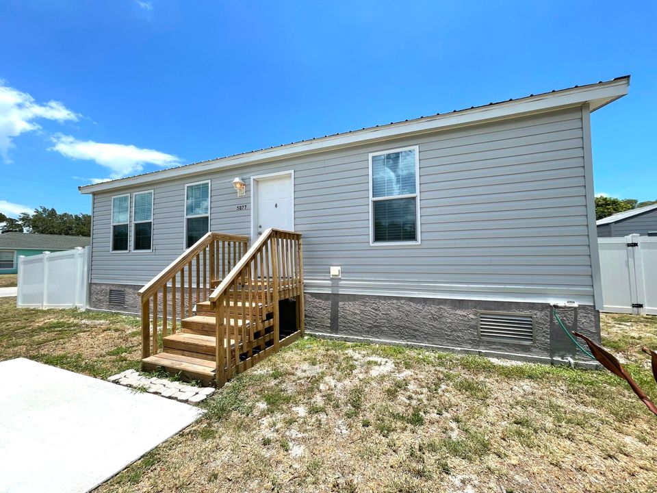 For Sale: $369,000 (2 beds, 2 baths, 864 Square Feet)