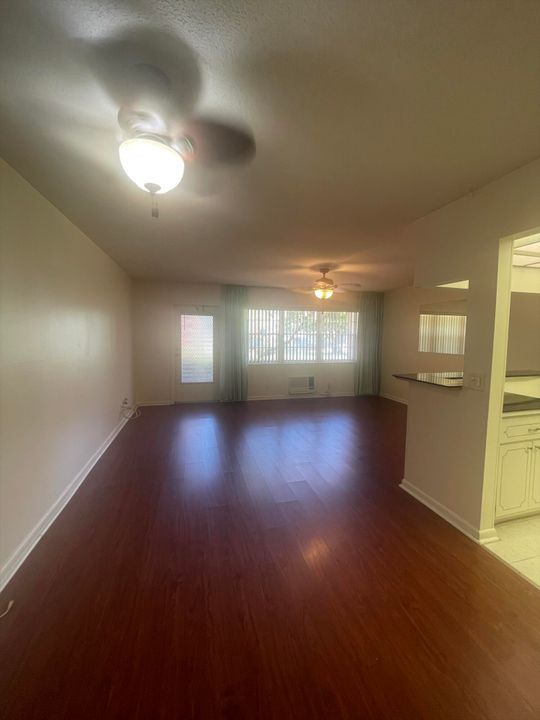 For Rent: $1,450 (1 beds, 1 baths, 738 Square Feet)