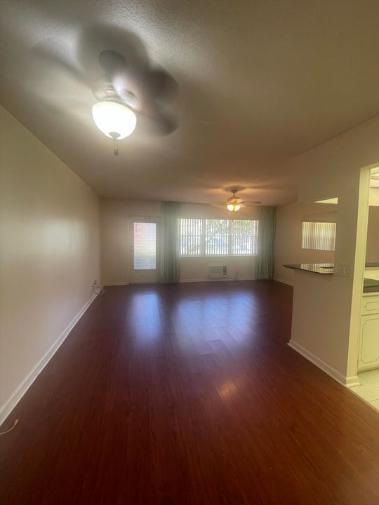 For Rent: $1,450 (1 beds, 1 baths, 738 Square Feet)