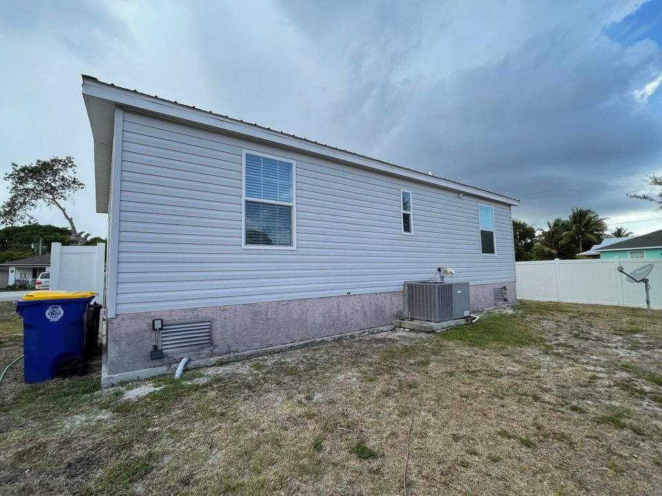 For Sale: $369,000 (2 beds, 2 baths, 864 Square Feet)