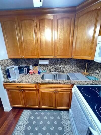 For Sale: $94,500 (1 beds, 1 baths, 570 Square Feet)