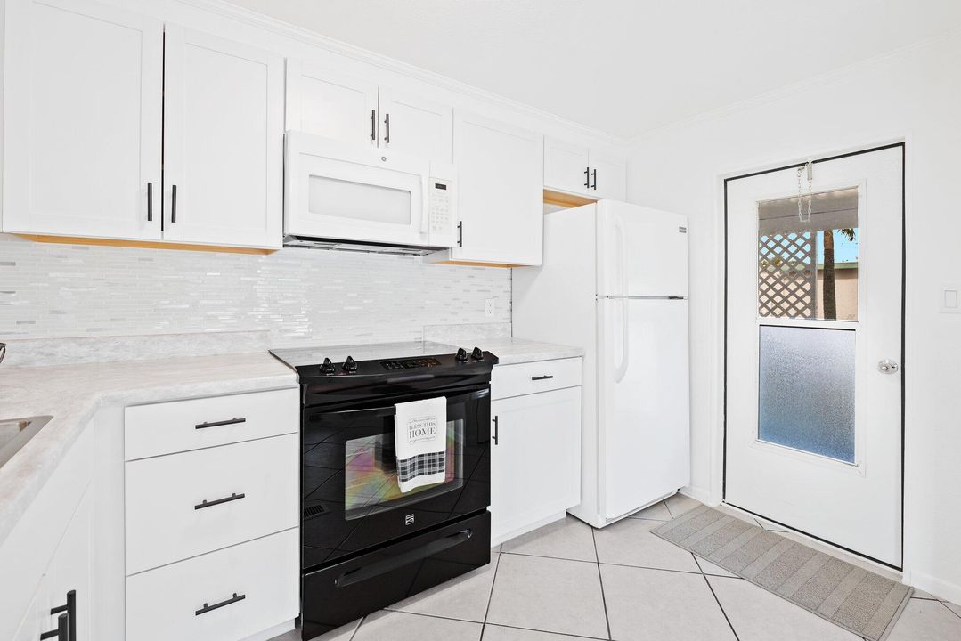 Active With Contract: $189,900 (2 beds, 2 baths, 1104 Square Feet)