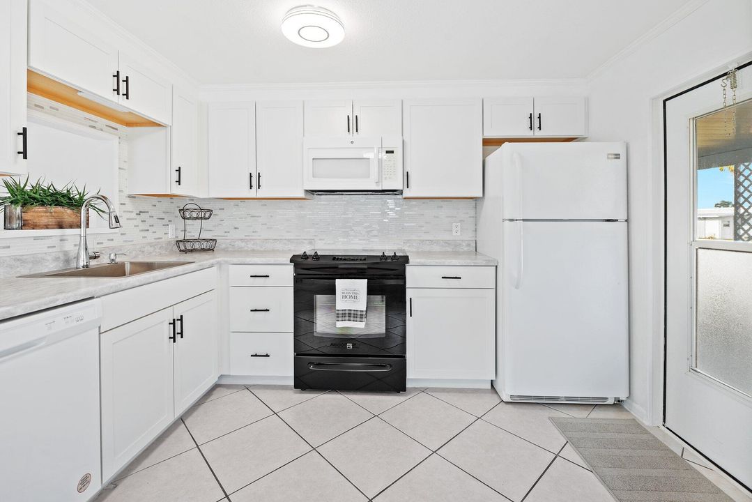 Active With Contract: $189,900 (2 beds, 2 baths, 1104 Square Feet)