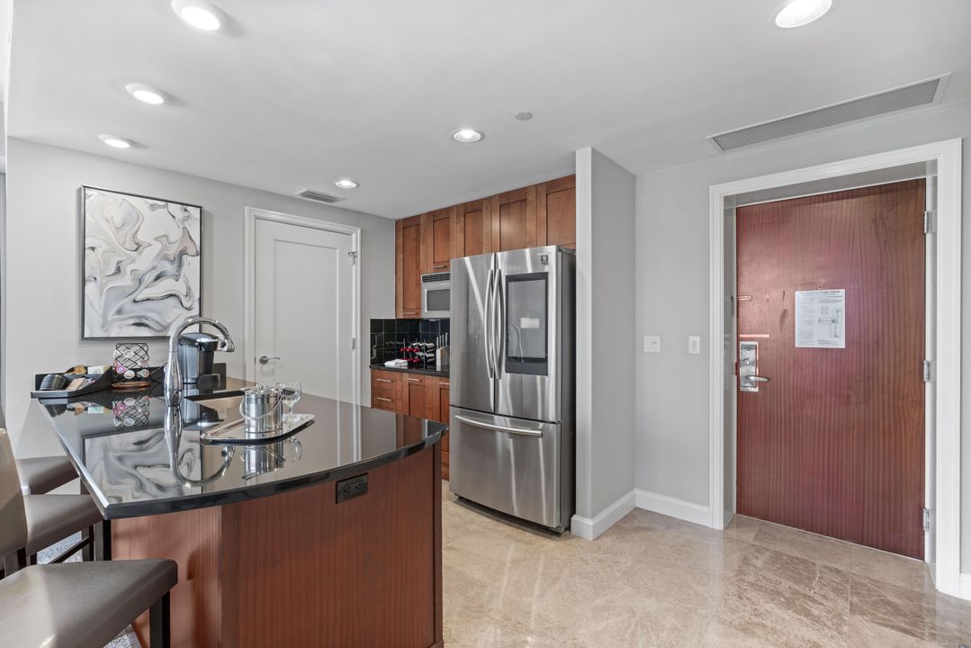 For Sale: $680,000 (1 beds, 1 baths, 726 Square Feet)