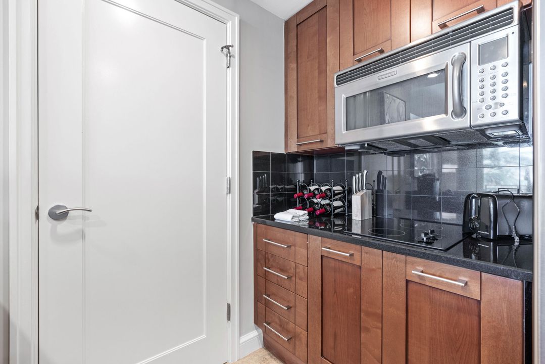 For Sale: $680,000 (1 beds, 1 baths, 726 Square Feet)