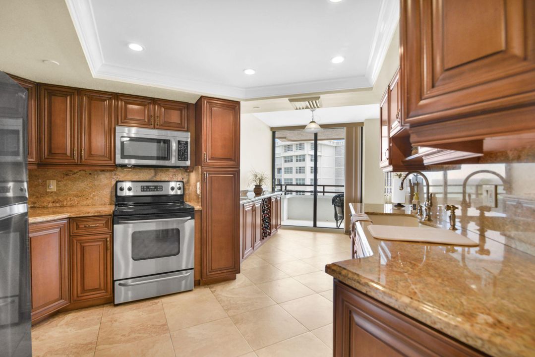 For Sale: $699,000 (2 beds, 2 baths, 1340 Square Feet)