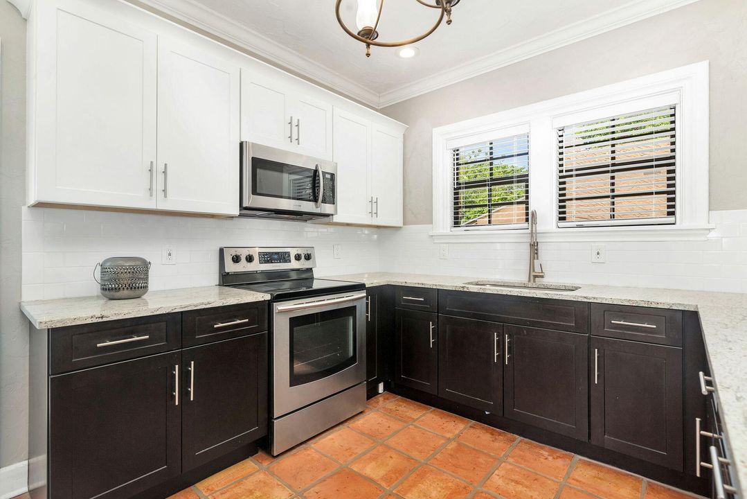 For Sale: $949,500 (2 beds, 1 baths, 983 Square Feet)