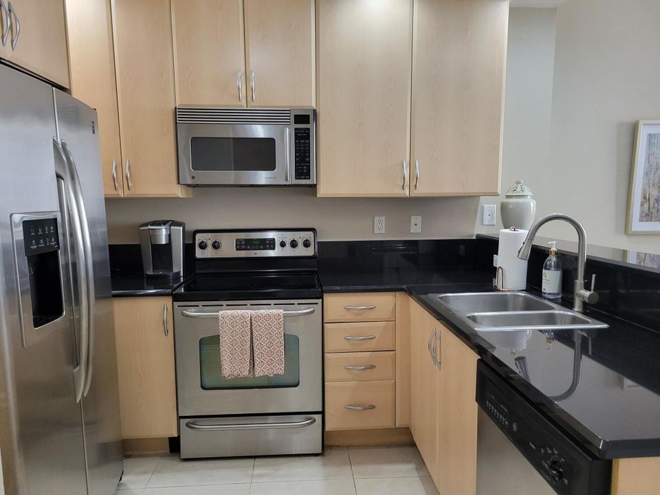 For Rent: $2,800 (1 beds, 1 baths, 876 Square Feet)