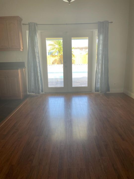 Active With Contract: $3,500 (3 beds, 2 baths, 1548 Square Feet)