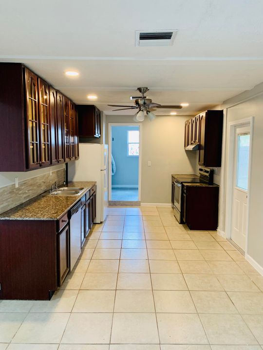 Active With Contract: $2,200 (2 beds, 2 baths, 1546 Square Feet)