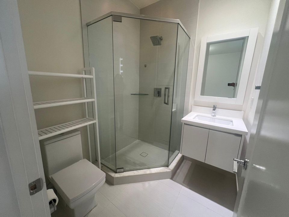 Active With Contract: $1,900 (1 beds, 1 baths, 418 Square Feet)