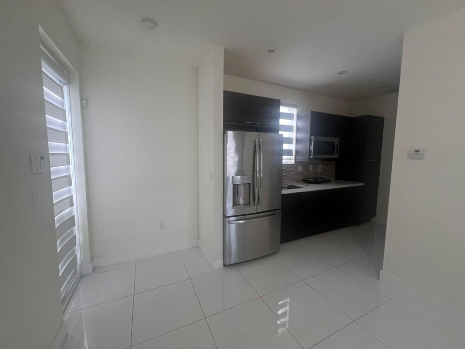 Active With Contract: $1,900 (1 beds, 1 baths, 418 Square Feet)