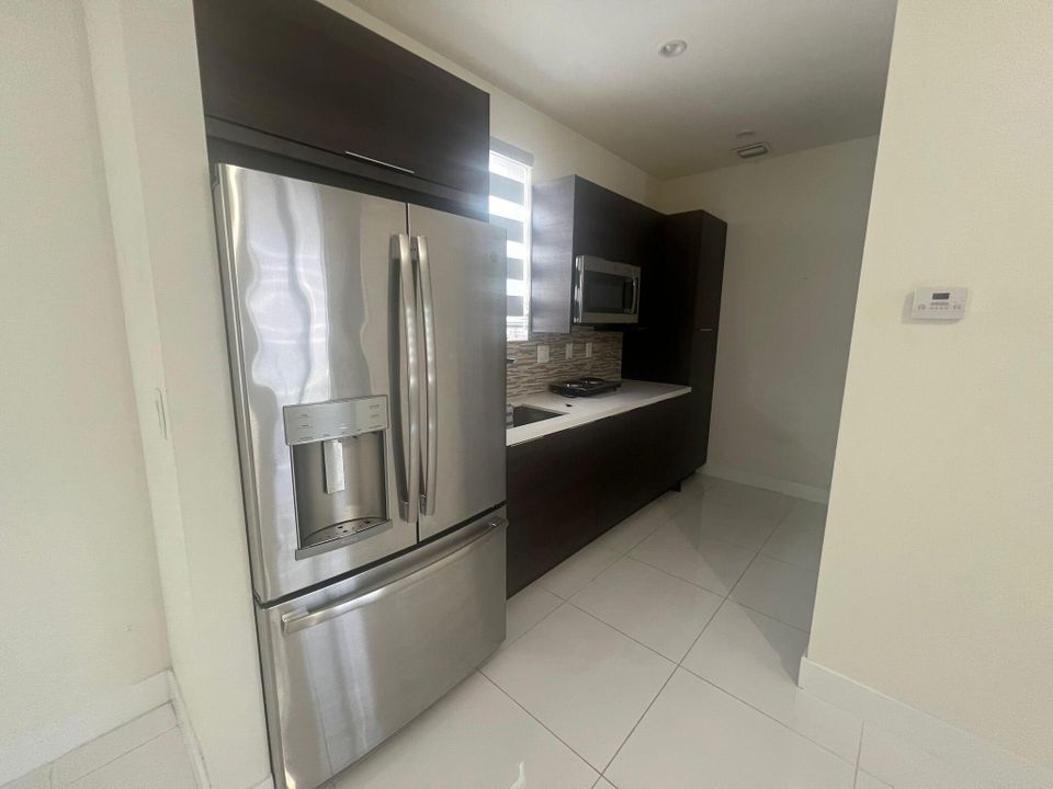 Active With Contract: $1,900 (1 beds, 1 baths, 418 Square Feet)