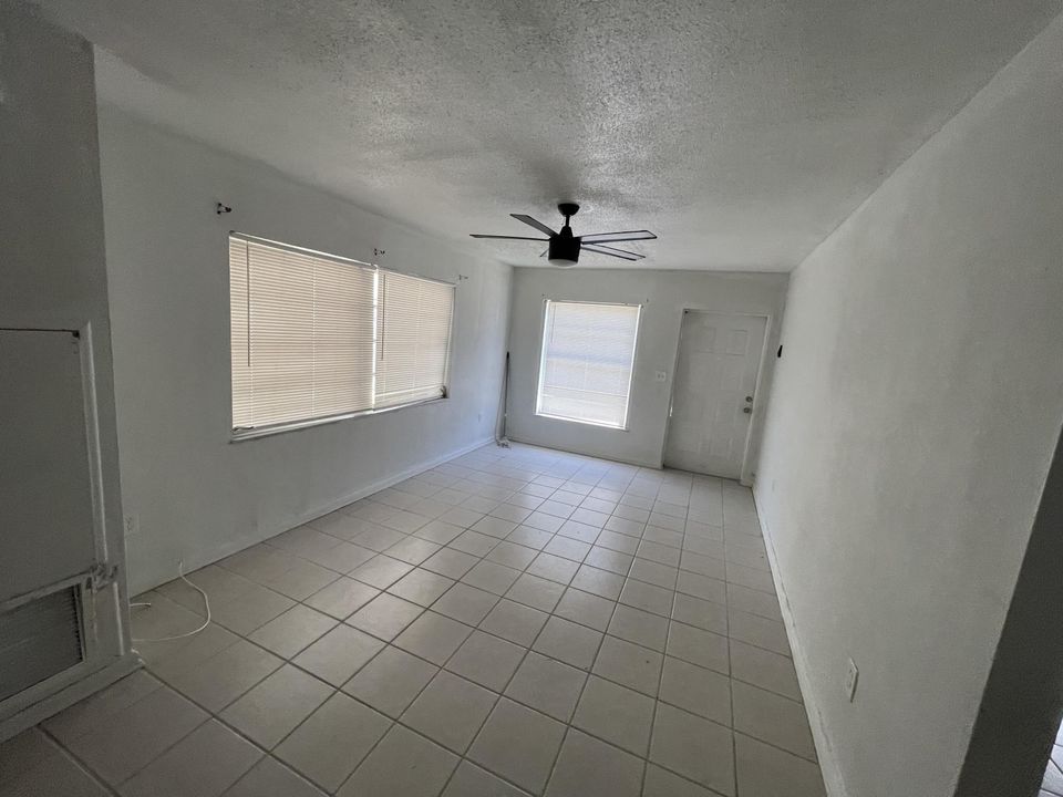 Active With Contract: $1,500 (2 beds, 2 baths, 966 Square Feet)