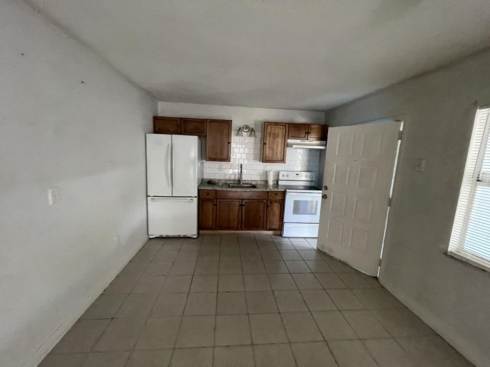 Active With Contract: $1,500 (2 beds, 2 baths, 966 Square Feet)