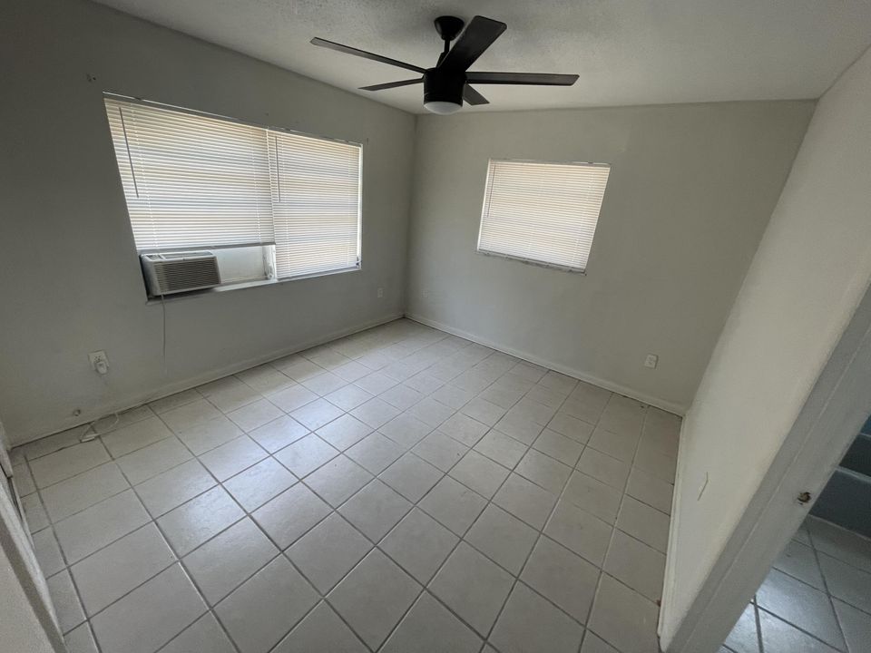 Active With Contract: $1,500 (2 beds, 2 baths, 966 Square Feet)