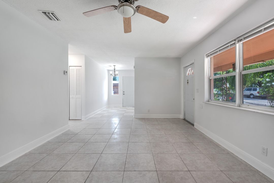 Active With Contract: $1,900 (2 beds, 1 baths, 812 Square Feet)