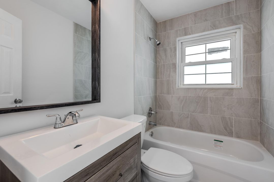 Active With Contract: $1,900 (2 beds, 1 baths, 812 Square Feet)