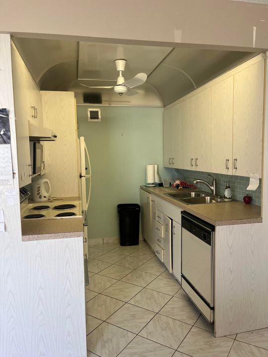 For Sale: $145,000 (2 beds, 1 baths, 861 Square Feet)