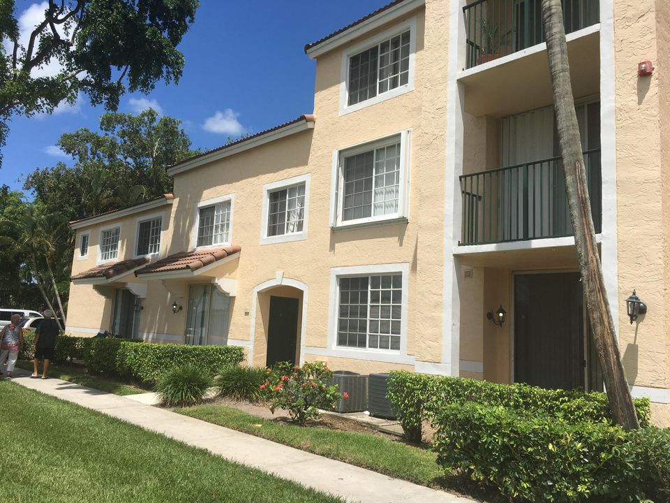 Active With Contract: $1,700 (1 beds, 1 baths, 676 Square Feet)
