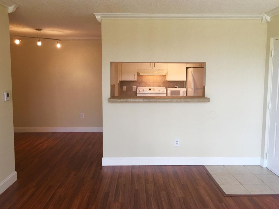 Active With Contract: $1,700 (1 beds, 1 baths, 676 Square Feet)