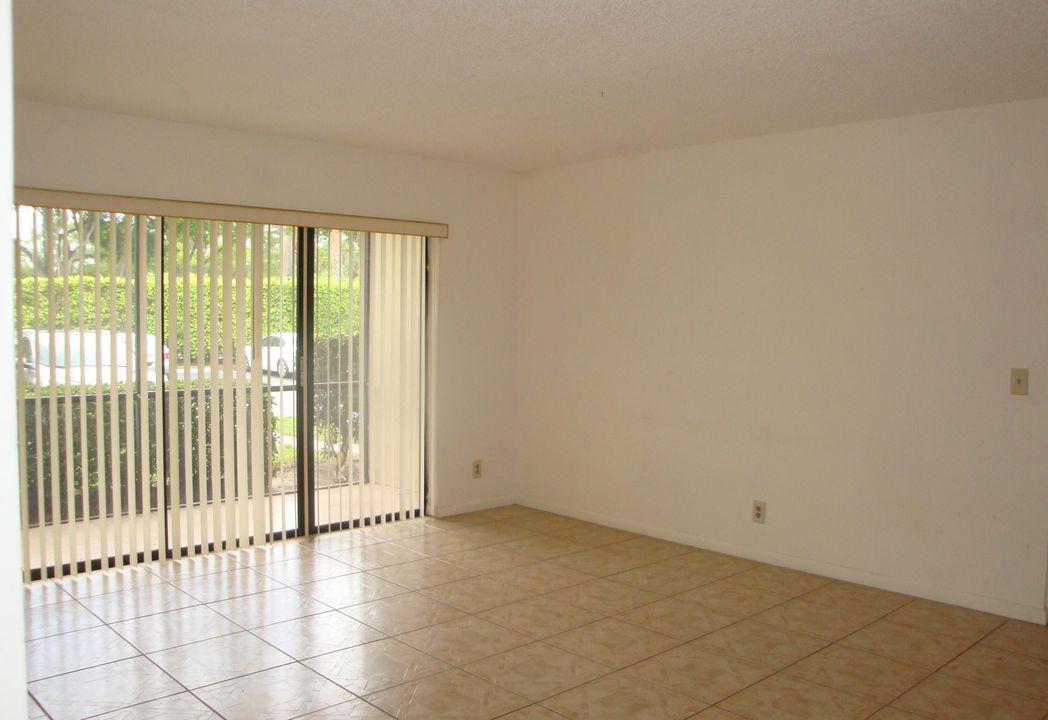 Active With Contract: $229,500 (2 beds, 2 baths, 1005 Square Feet)